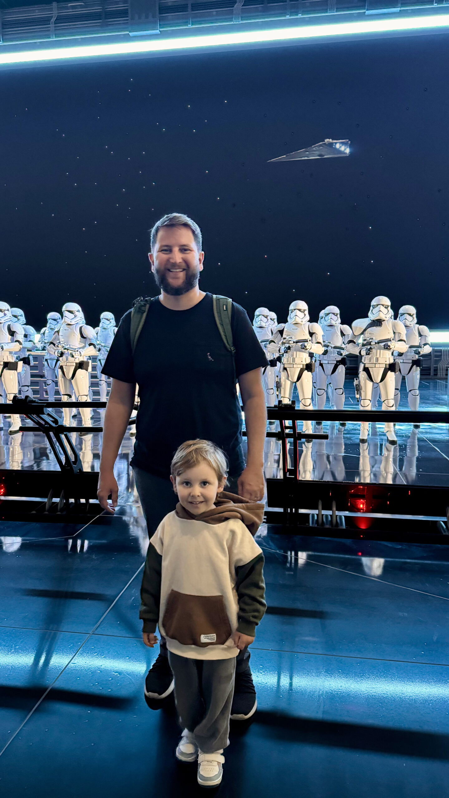 Rudi com Stormtroopers na Galaxy's Edge no Hollywood Studios