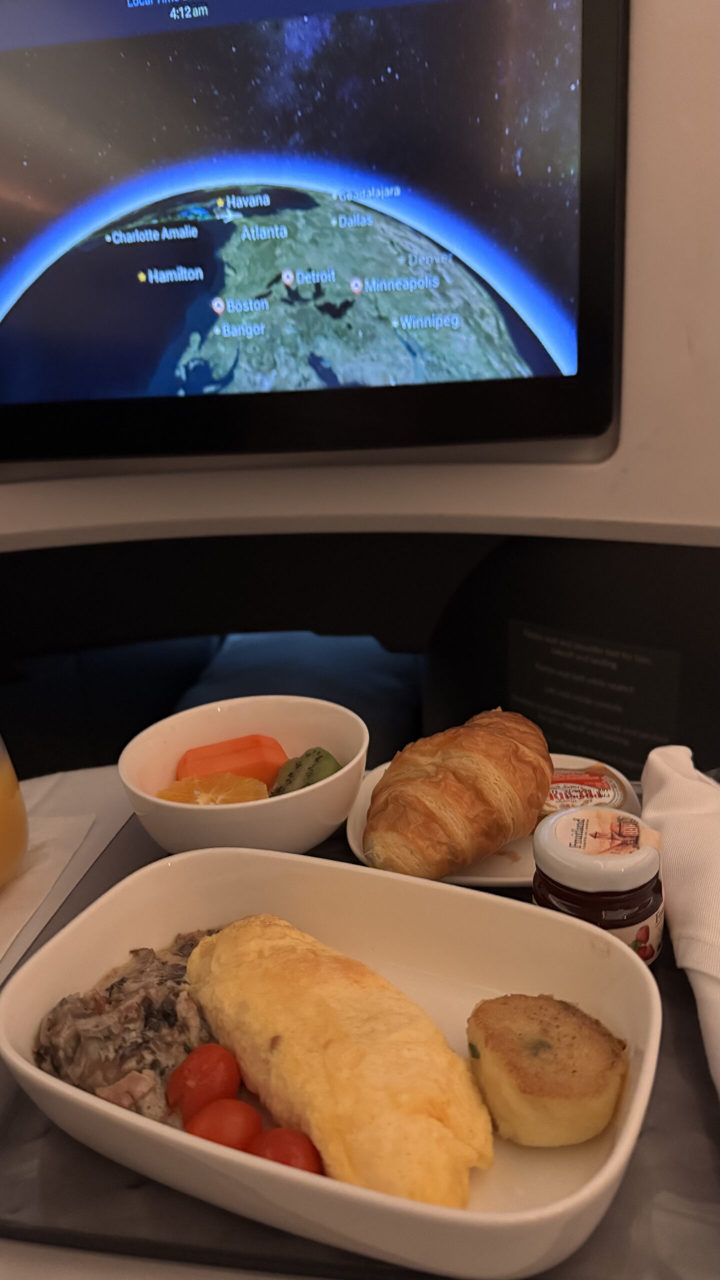 Café da manhã Delta One com mapa mostrando chegada em Atlanta