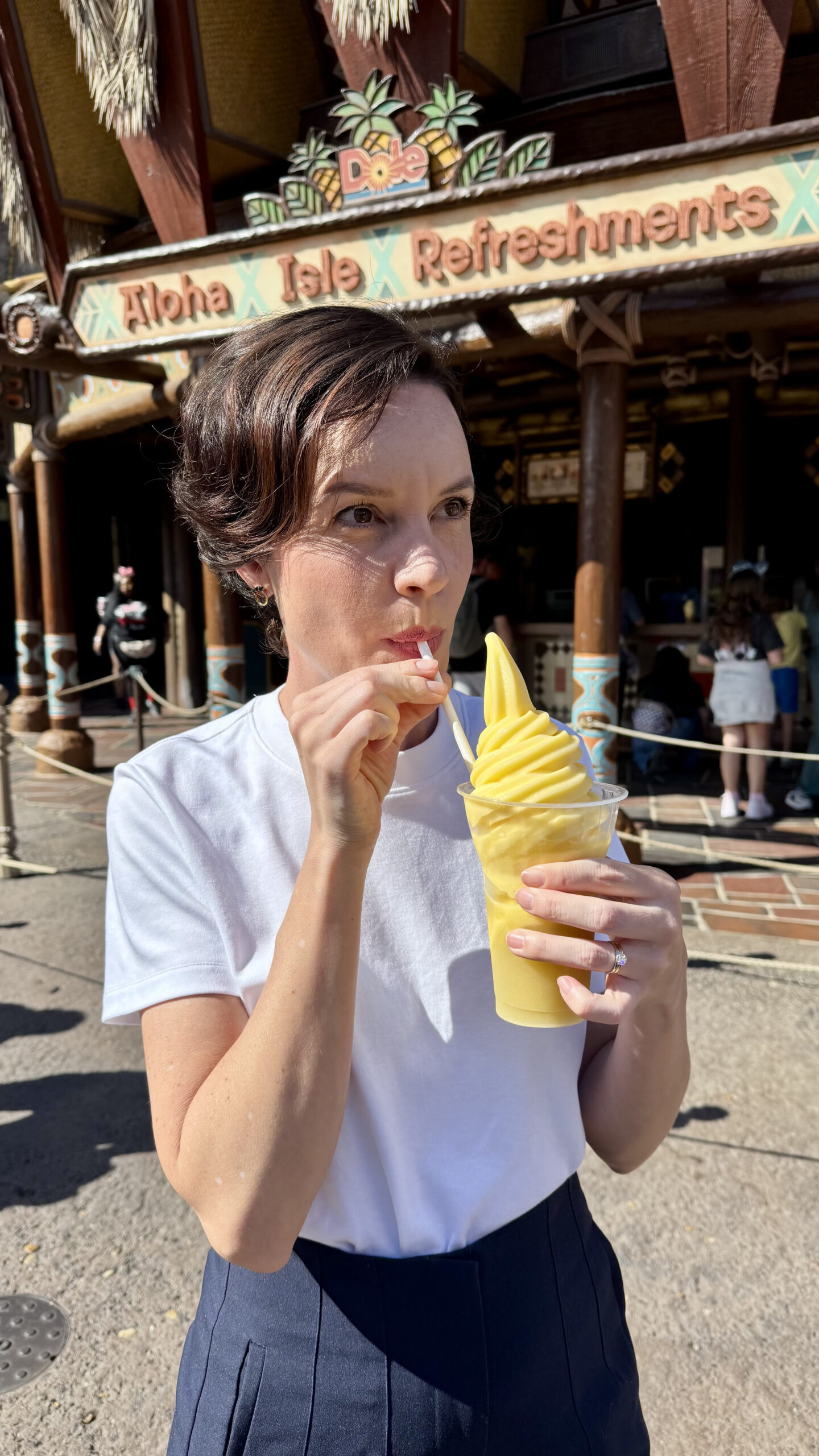 Carol com o Pineapple Float (Dole Whip) na Aloha Isle da Adventureland