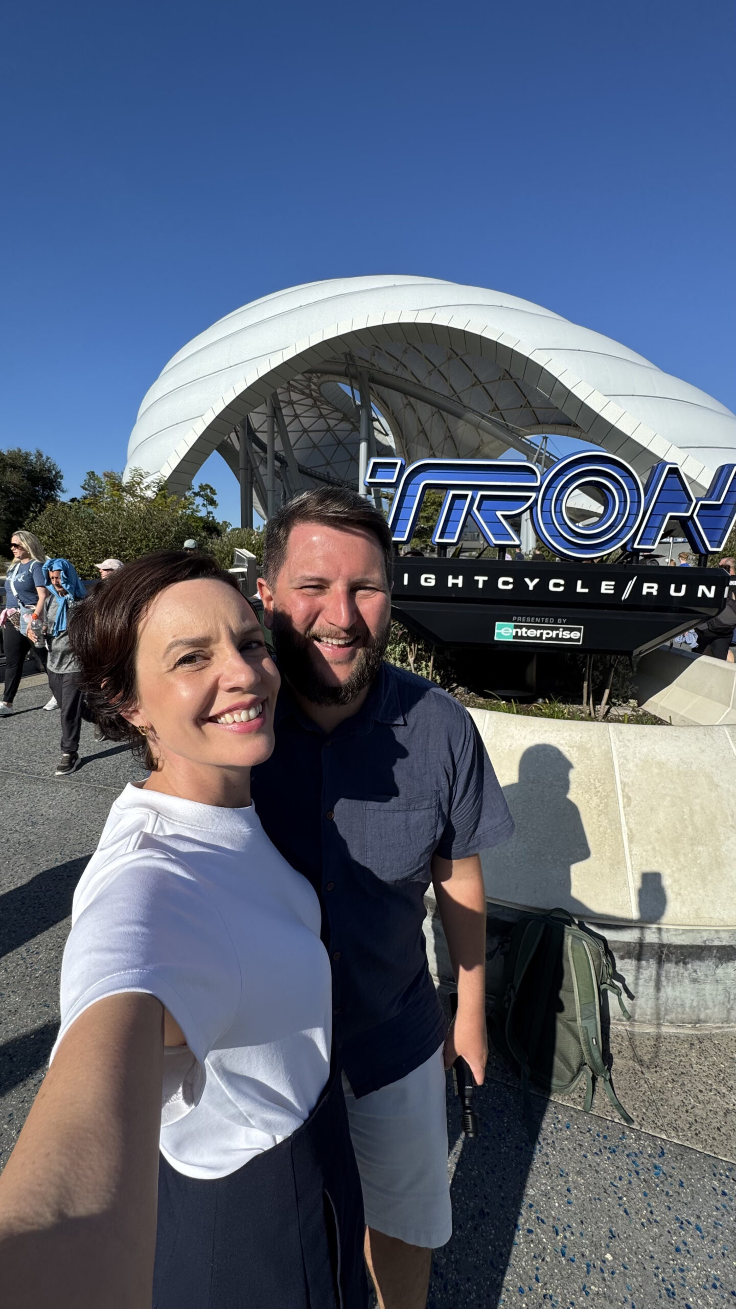 Carol e Rudi em frente ao letreiro da Tron Lightcycle/Run no Magic Kingdom