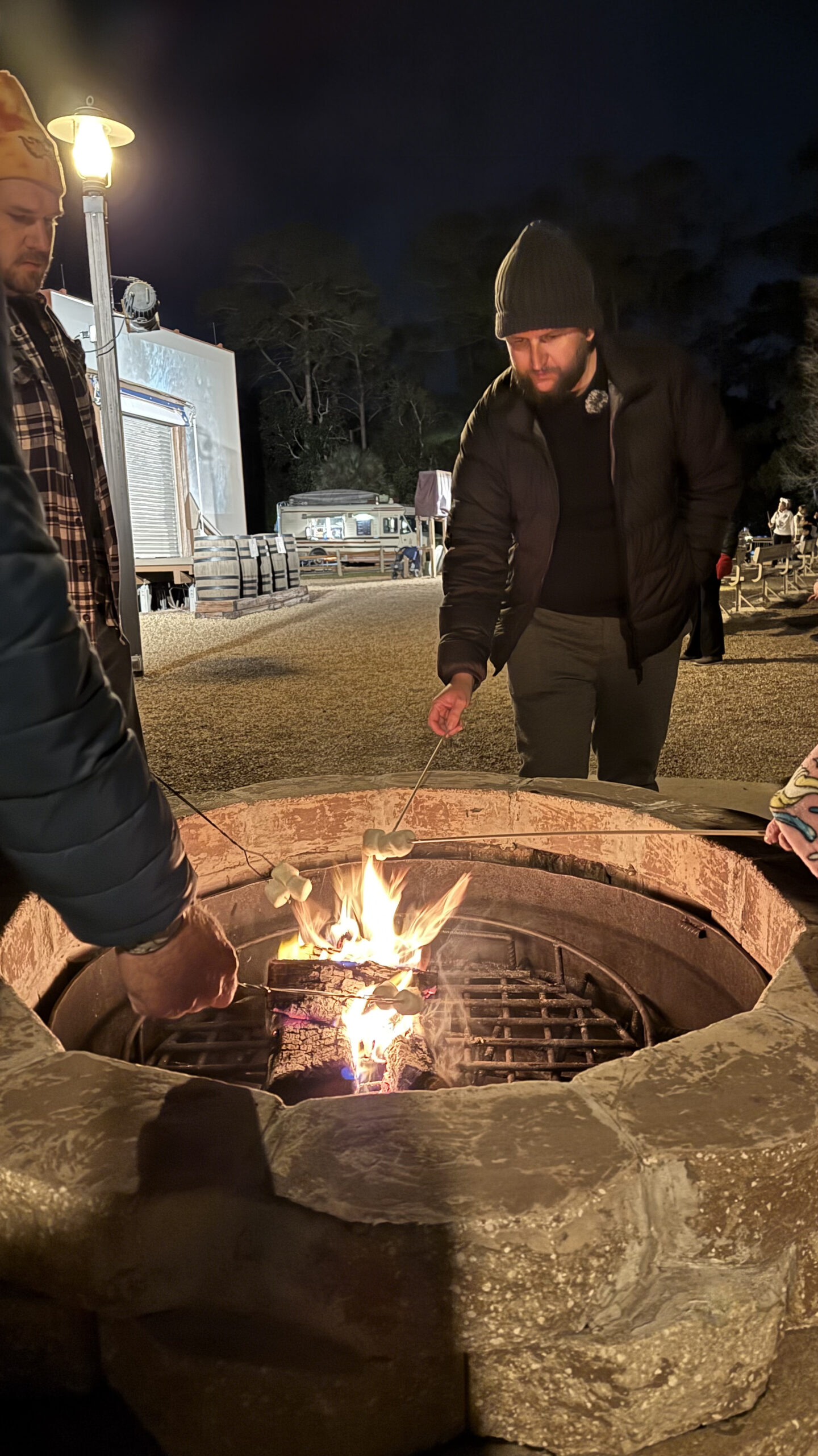 Pessoas assando marshmallow na fogueira do Chip n Dale Campfire no Fort Wilderness