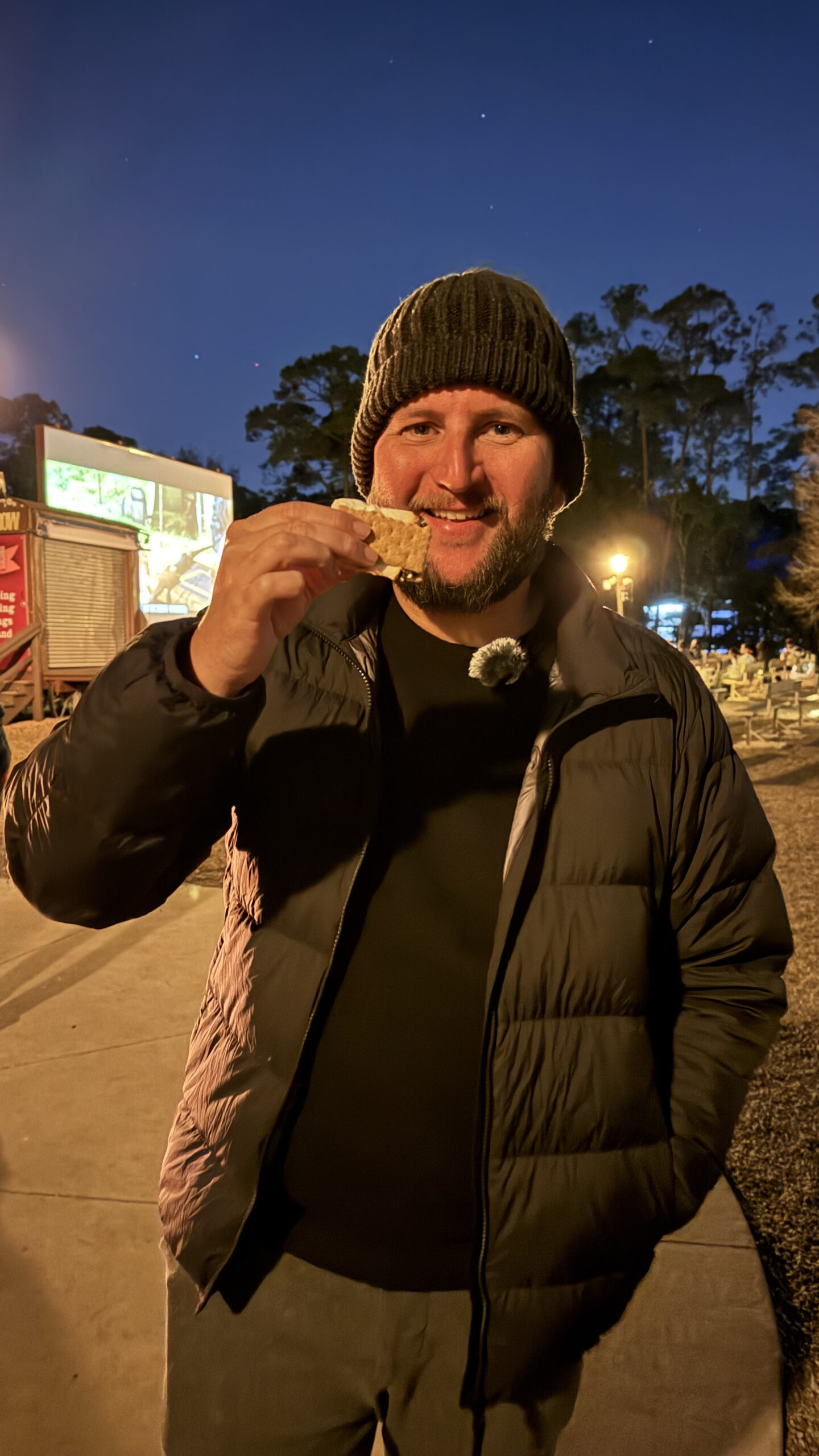 Homem comendo s'more no Chip n Dale Campfire do Fort Wilderness em Orlando