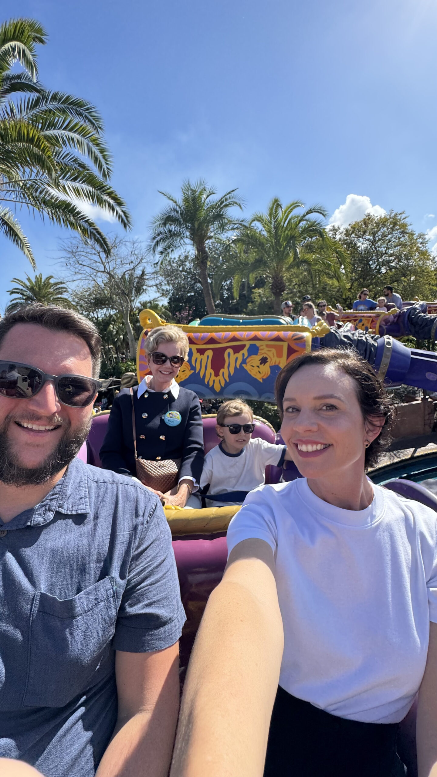 Família no Magic Carpets of Aladdin: Rudi, Carol, Samuel e a vovó Ionice