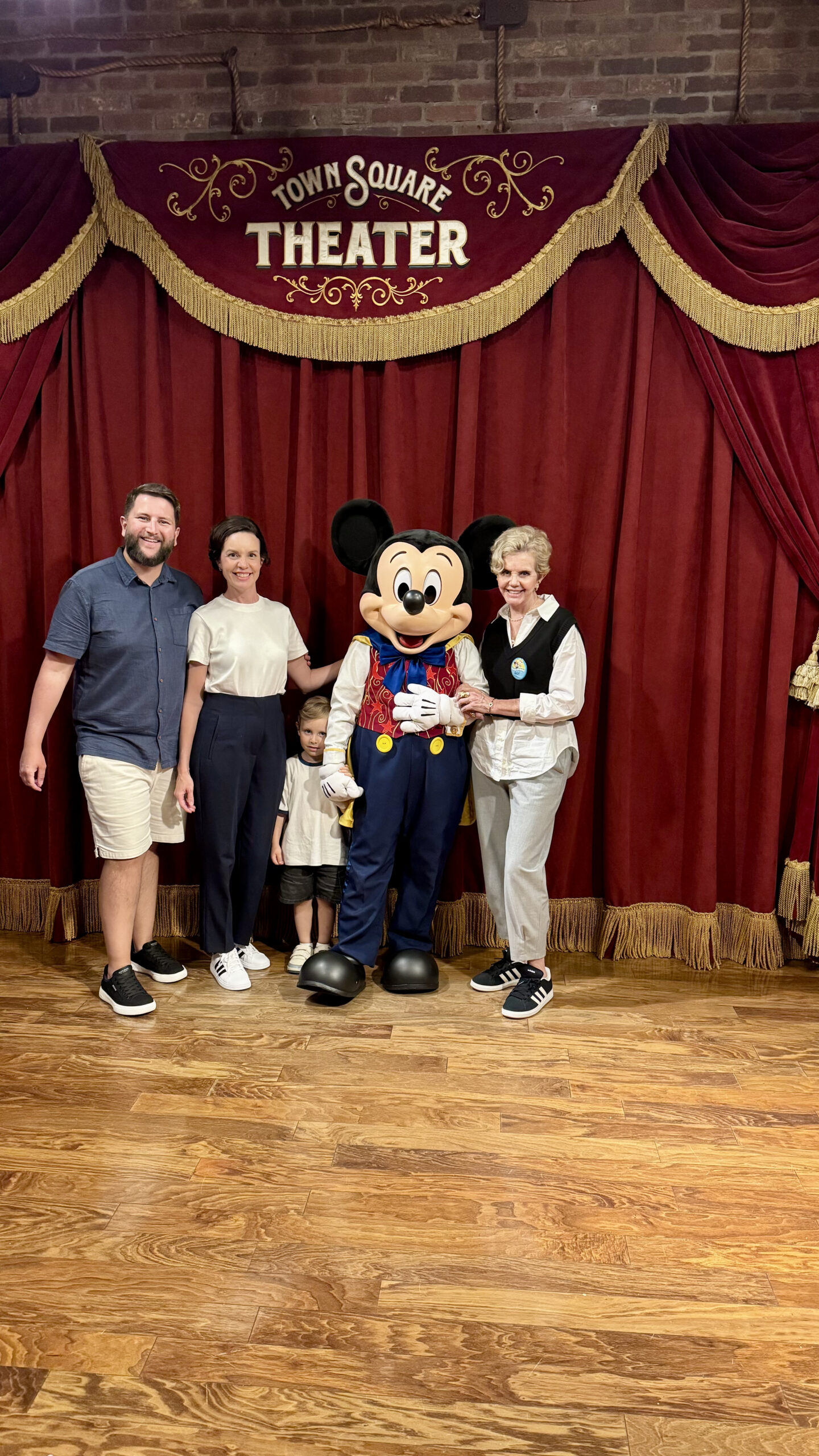 Família completa com o Mickey: Rudi, Carol, Samuel e Ionice no Town Square Theater