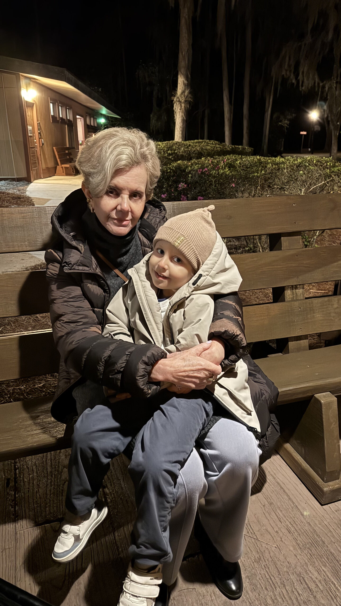 Avó com neto sentados no banco à noite no Fort Wilderness em Orlando