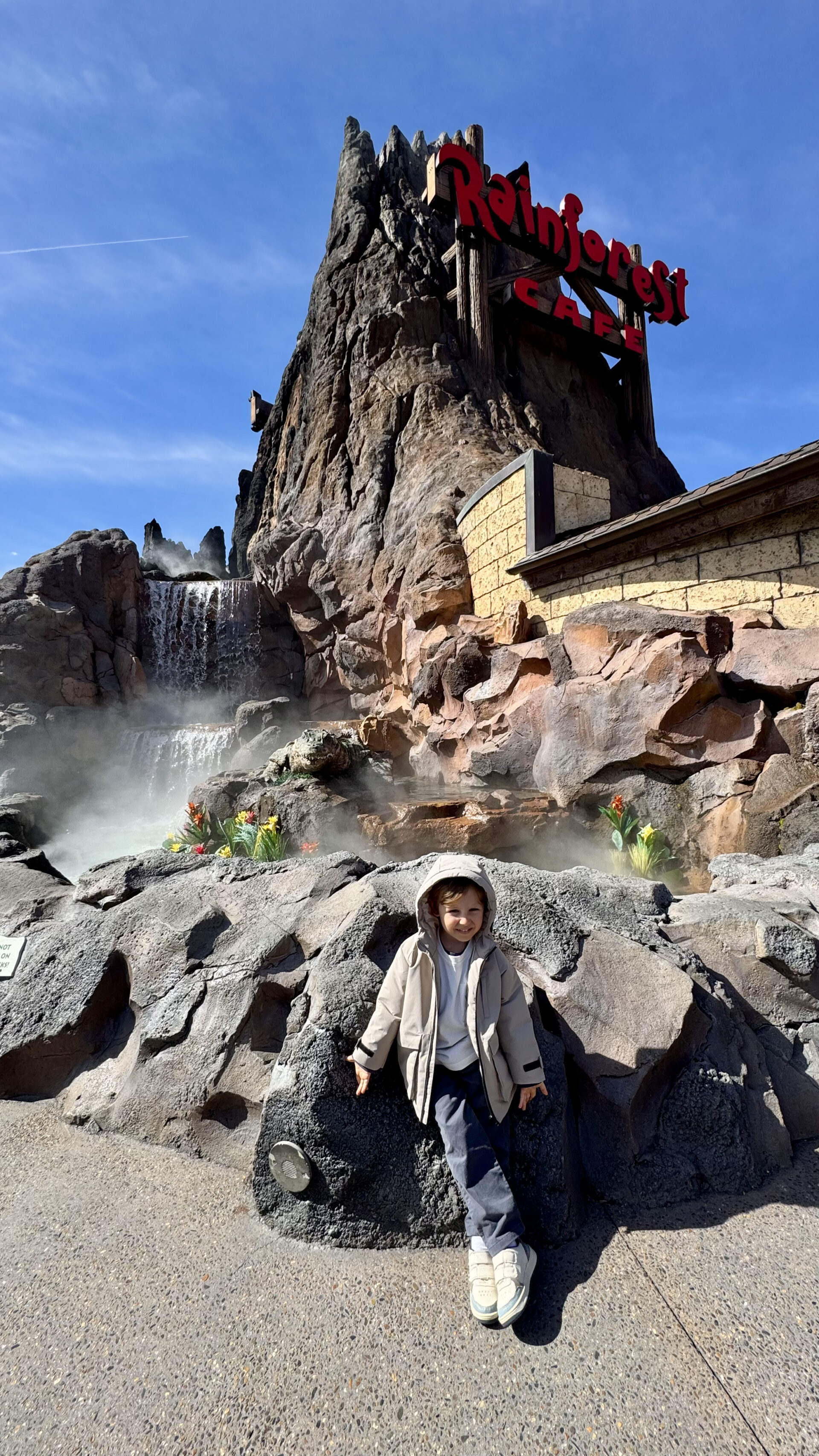 Entrada do Rainforest Cafe em Disney Springs com cachoeira e letreiro