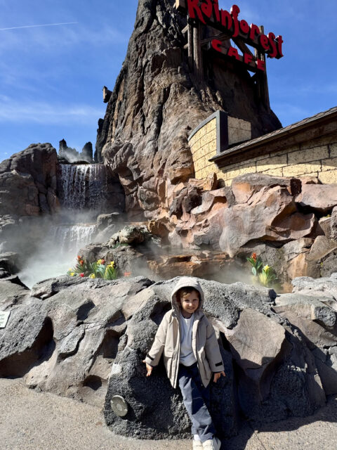 Entrada do Rainforest Cafe em Disney Springs com cachoeira e letreiro