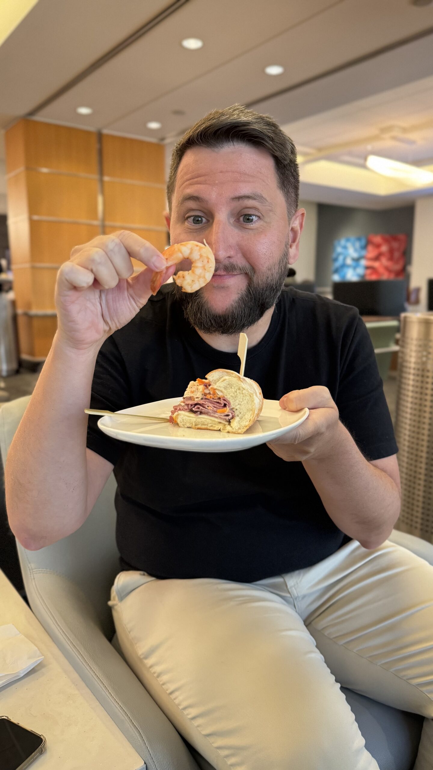 Rudi aproveitando o camarão na Sala VIP Delta Atlanta