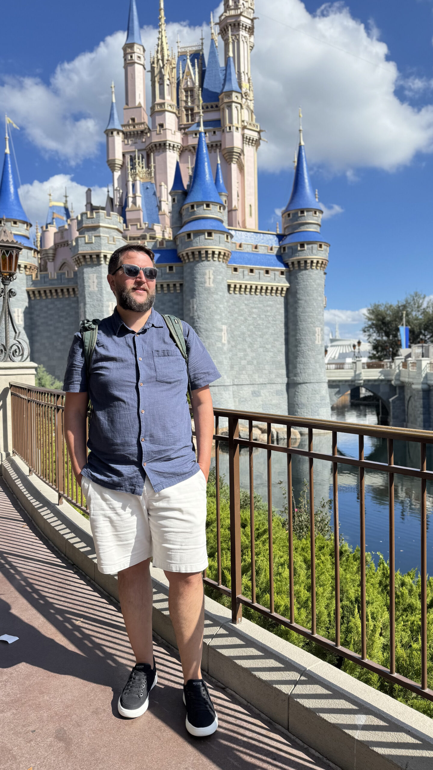 Rudi na lateral do Castelo da Cinderela com vista para o lago