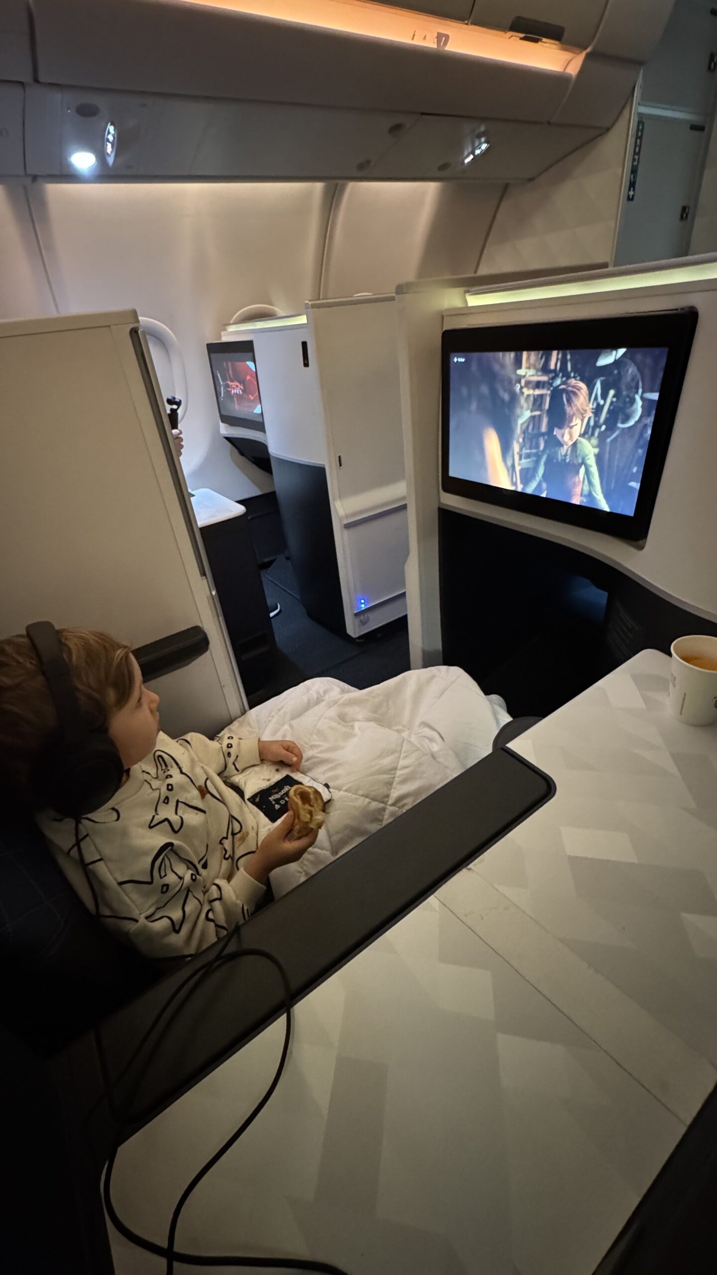 Samuel assistindo filme na suíte Delta One fechada