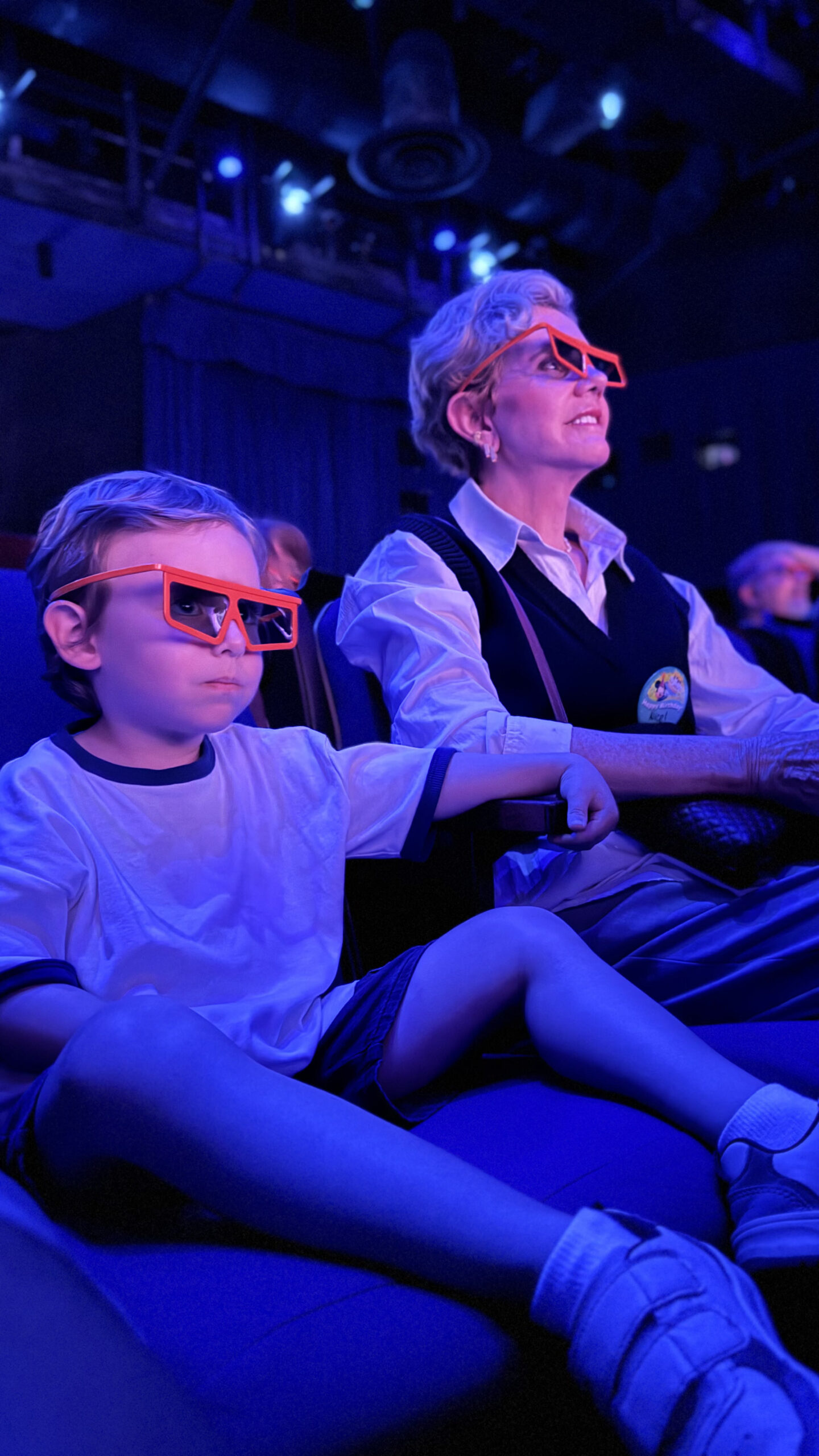 Samuel e Ionice assistindo ao Mickey's PhilharMagic com óculos 3D