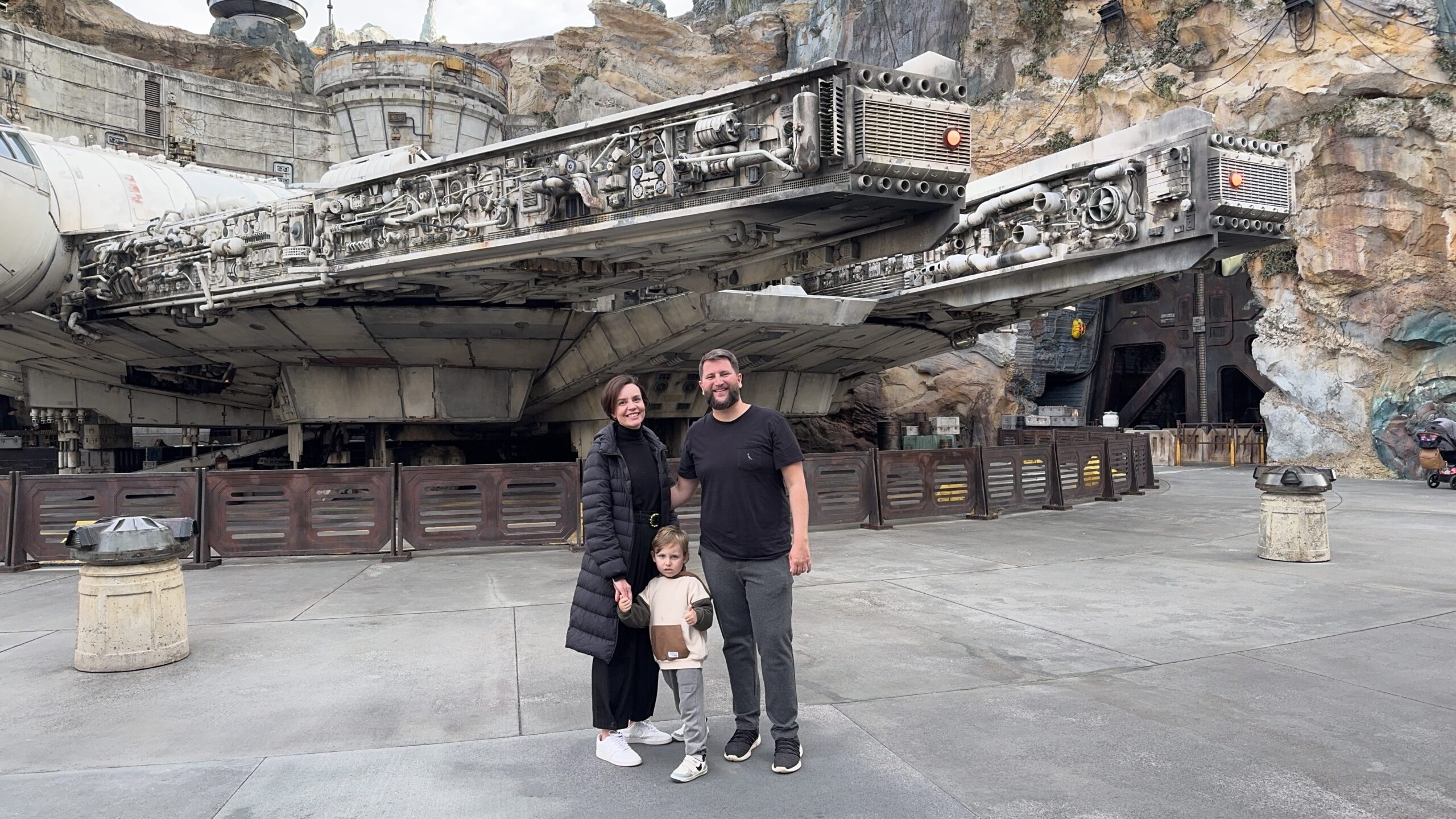 Rudi Carol e Sam em frente a Millennium Falcon na Galaxy's Edge do Hollywood Studios