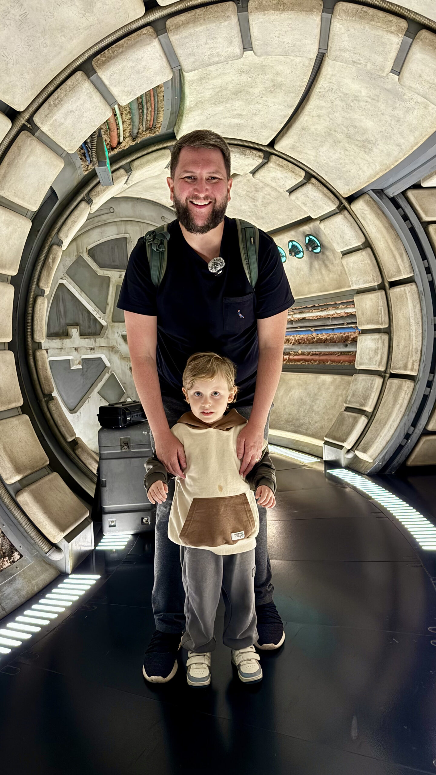 Rudi e Sam dentro da fila interna da Millennium Falcon Smugglers Run no Hollywood Studios