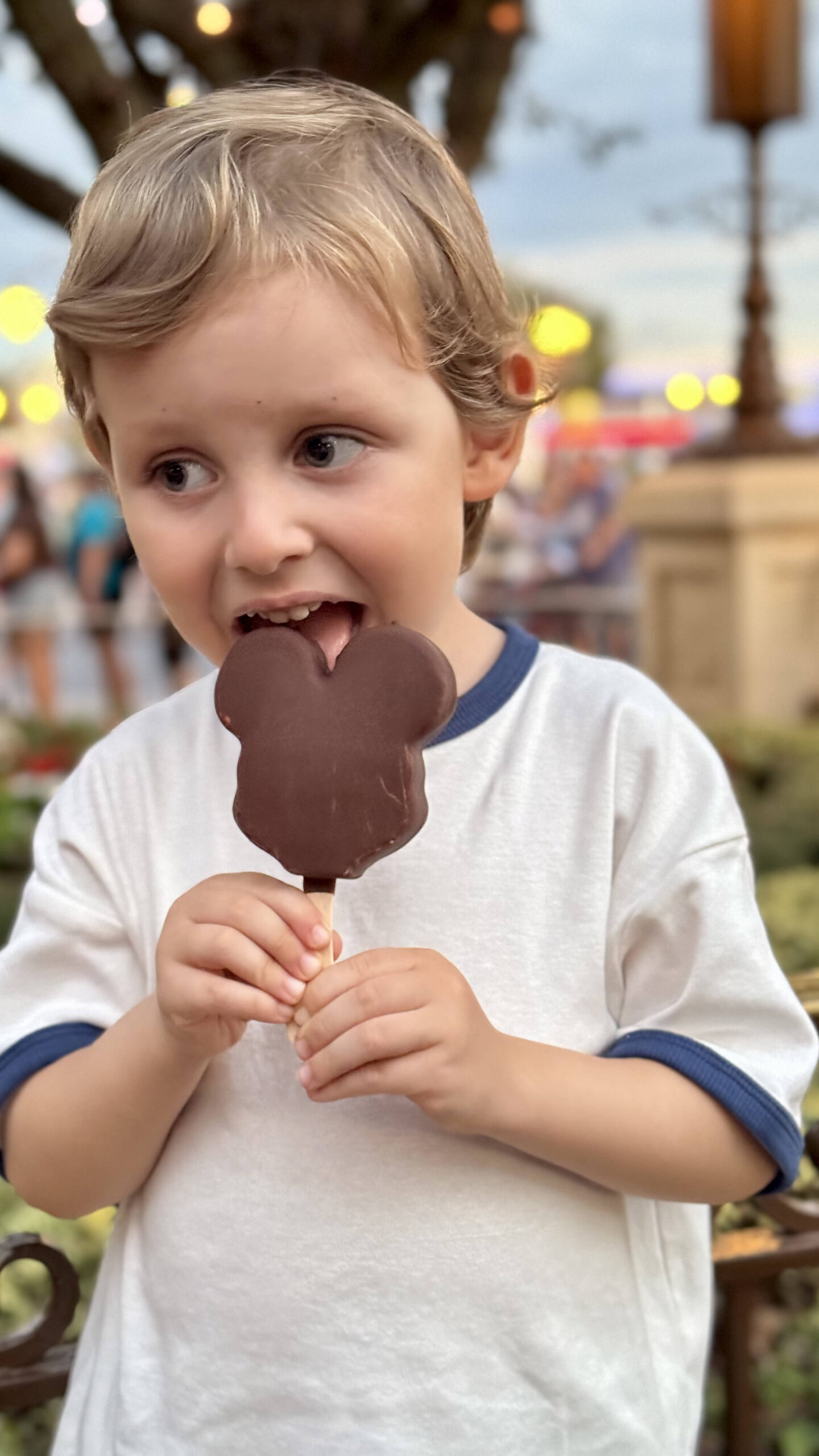Sam comendo picolete do Mickey no Magic Kingdom Disney World Orlando