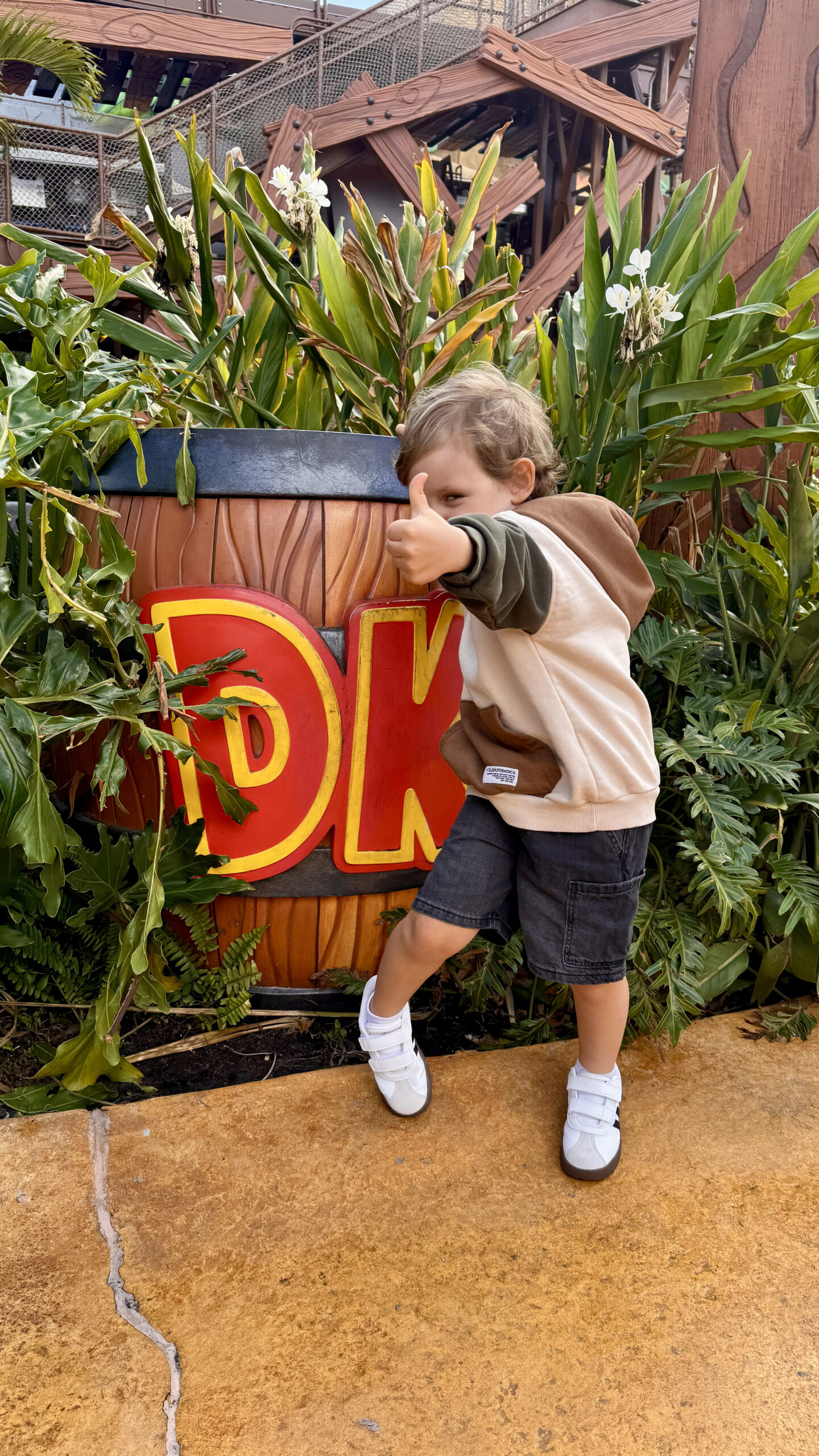Sam com barril do Donkey Kong no Super Nintendo World Epic Universe Orlando