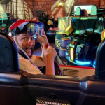 Rudi no Mario Kart Bowser's Challenge com óculos de realidade aumentada no Epic Universe Orlando