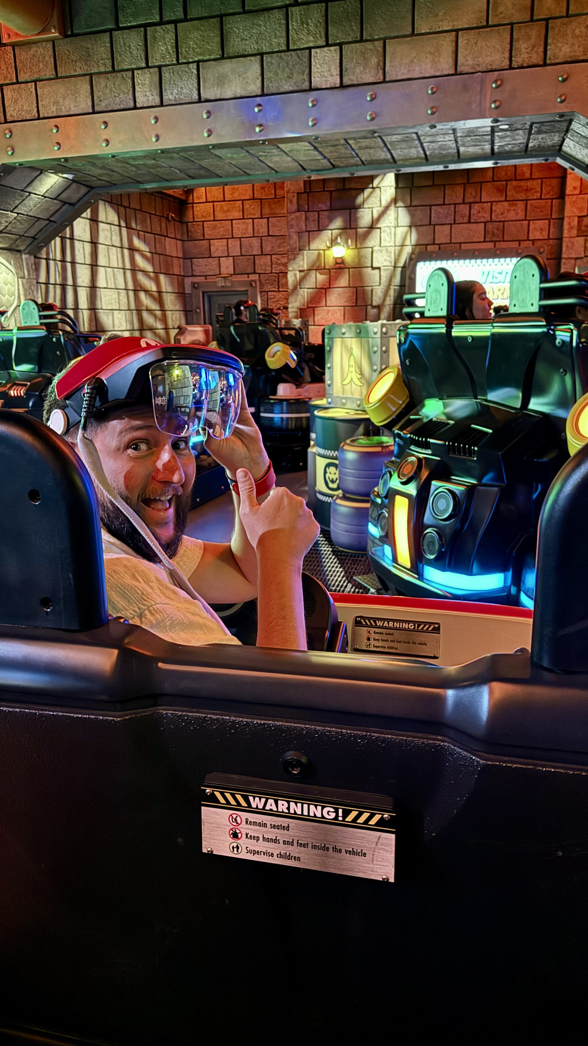 Rudi no Mario Kart Bowser's Challenge com óculos de realidade aumentada no Epic Universe Orlando