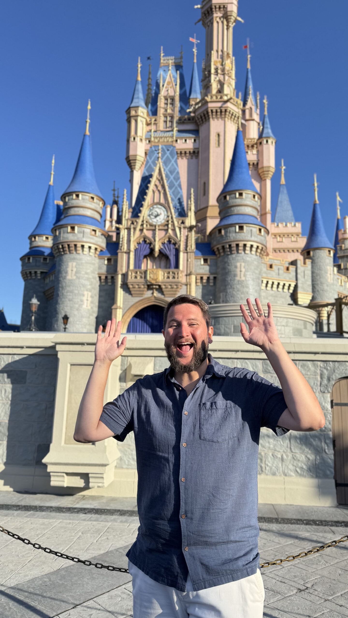Rudi em frente ao Castelo da Cinderela no Magic Kingdom Disney World Orlando em dia de céu azul limpo