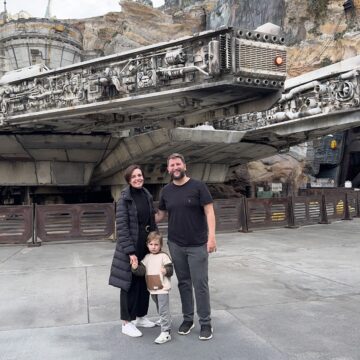 Rudi Carol e Sam em frente ao Millennium Falcon no Star Wars Galaxy's Edge no Hollywood Studios Disney World Orlando
