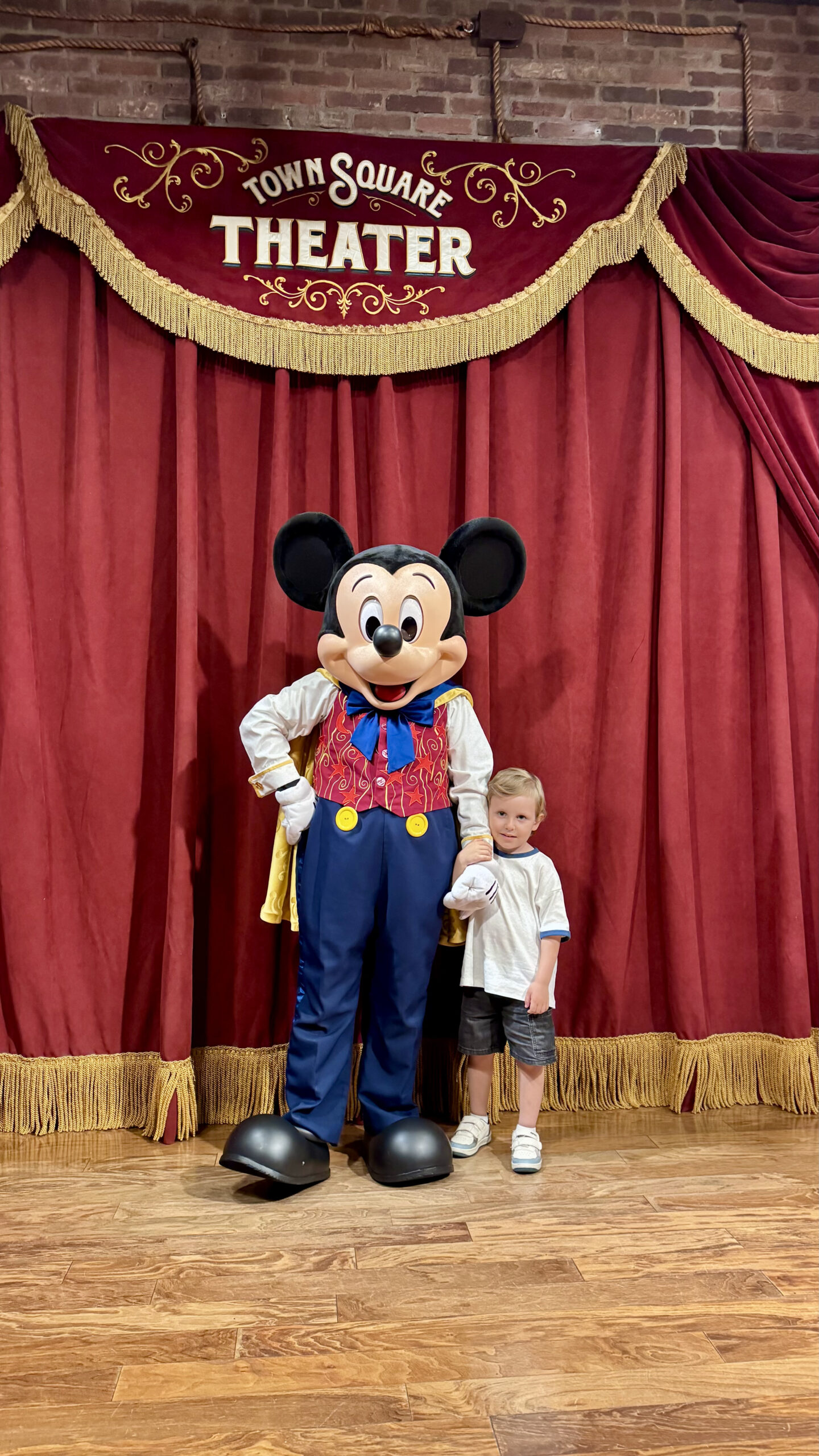 Sam com o Mickey Mouse no Town Square Theater no Magic Kingdom Disney World