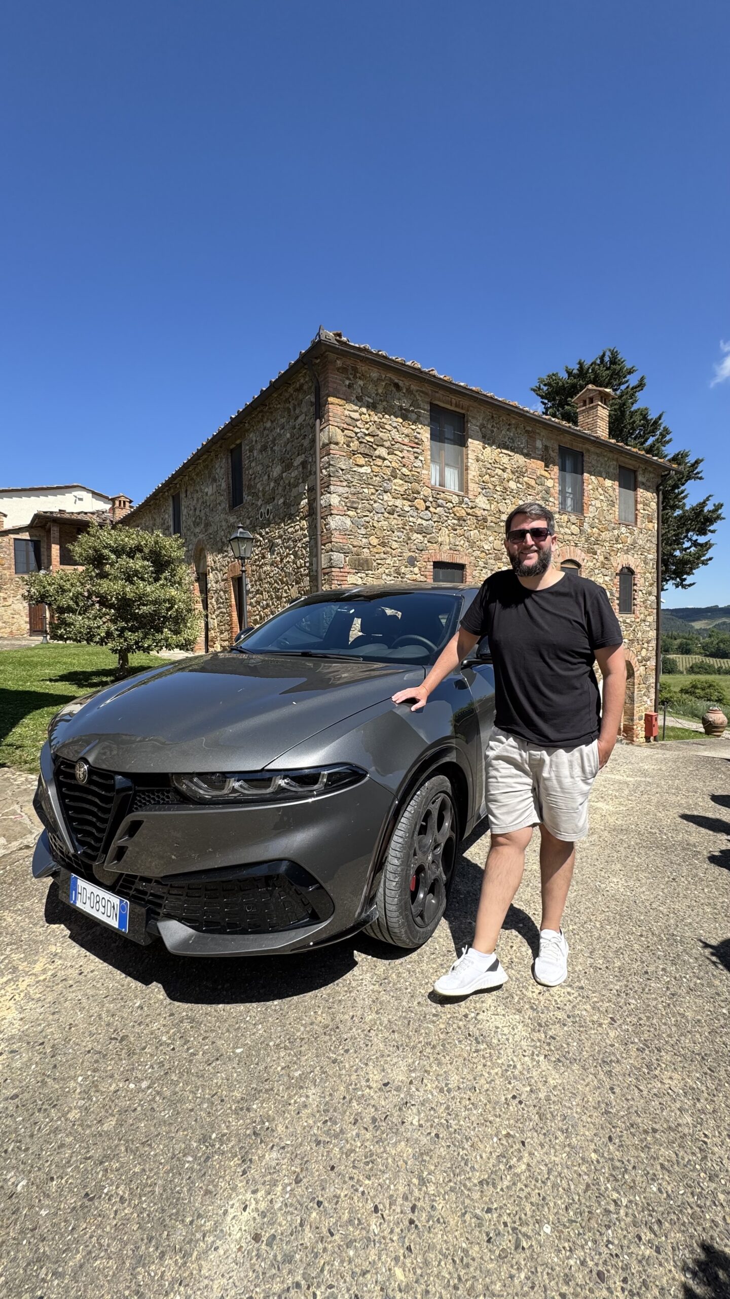 Rudi com o Alfa Romeo alugado na frente do hotel Riserva di Fizzano na Toscana