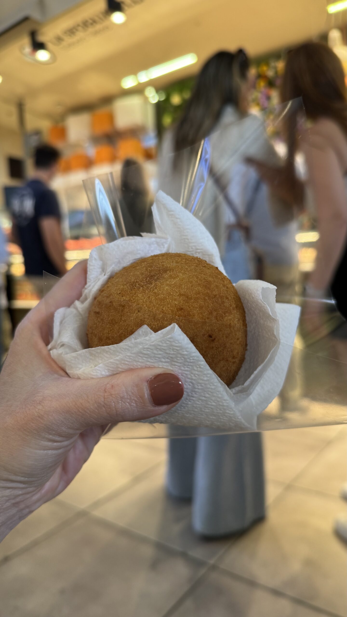 Arancini recheado com ragù no Mercato Centrale de Florença