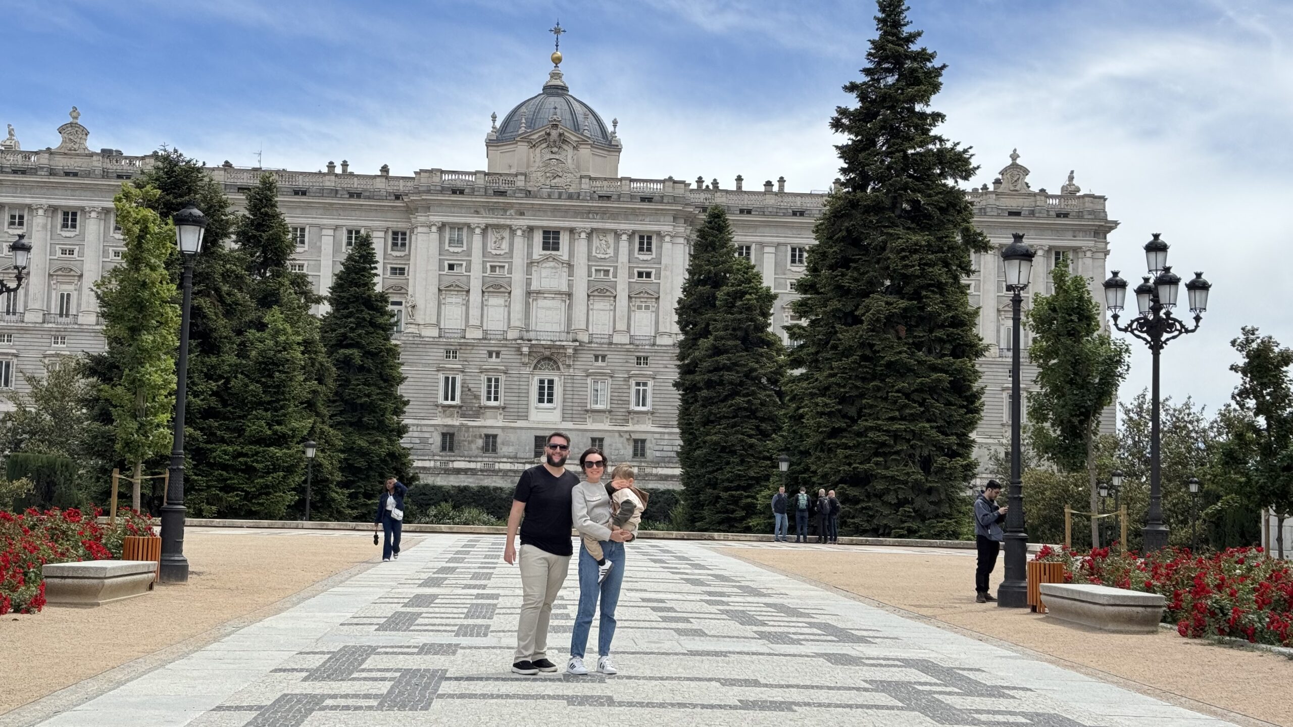 Rudi, Carol e Samuel nos jardins em frente ao Palácio Real de Madri