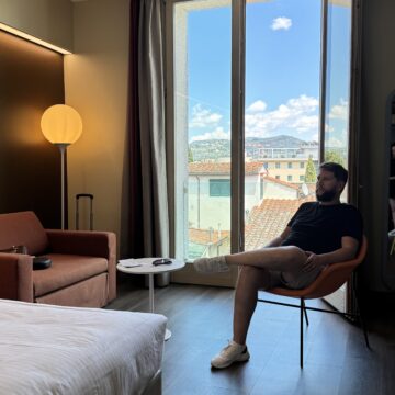 Rudi no quarto Privilege do hotel Mercure Florença com vista para a cidade