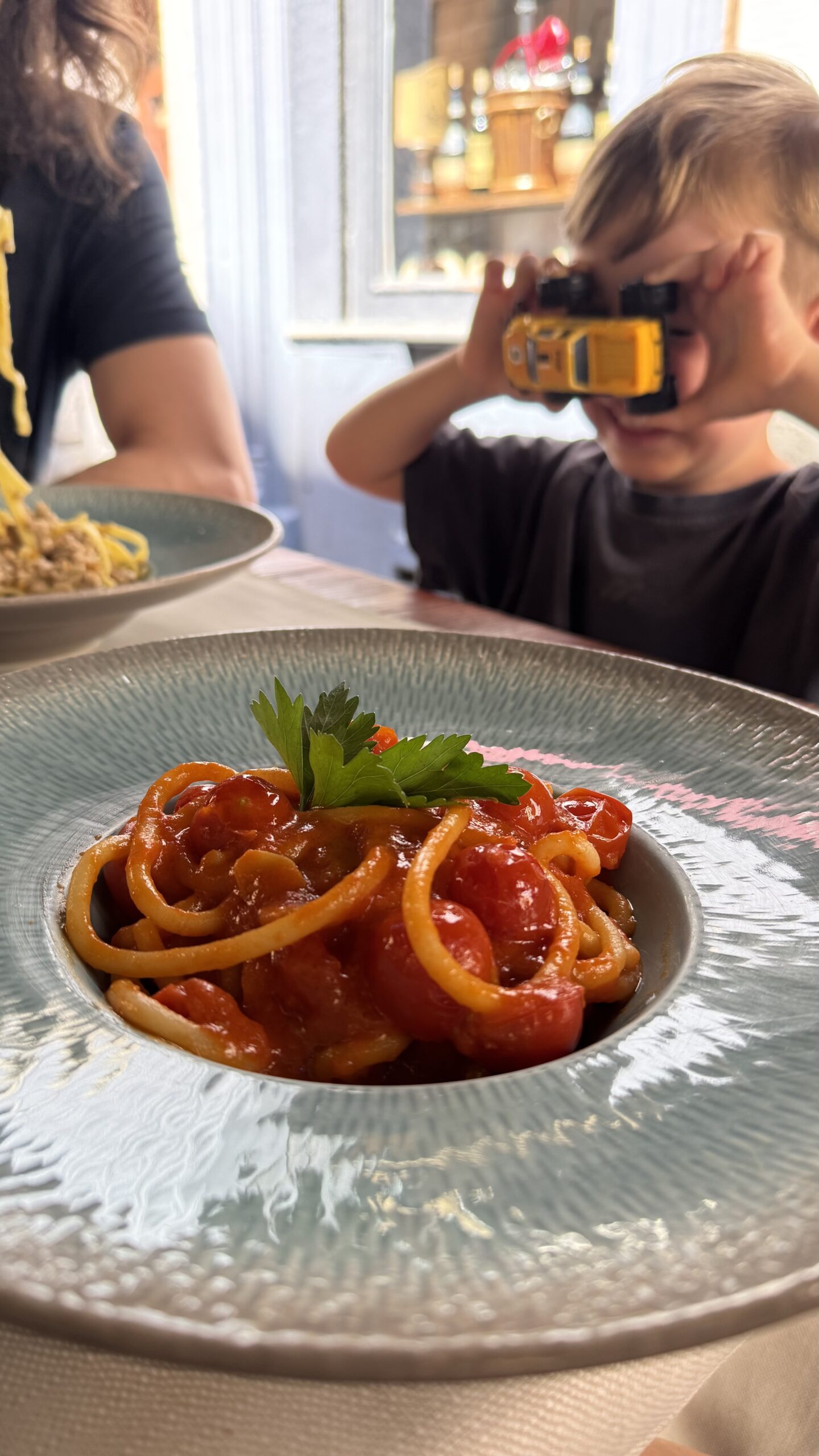Pasta all'Aglione na Osteria Vecchio Cancello de 1635 em Florença, com Samuel ao fundo