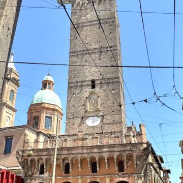 As Due Torri de Bolonha, Torre Garisenda e Torre degli Asinelli, vistas da rua