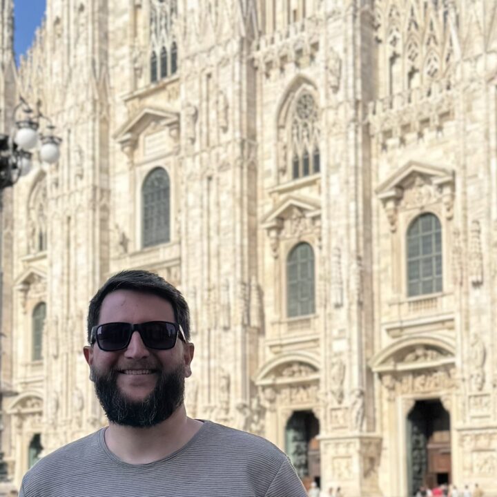 Homem em frente ao Duomo de Milão, na Praça do Duomo