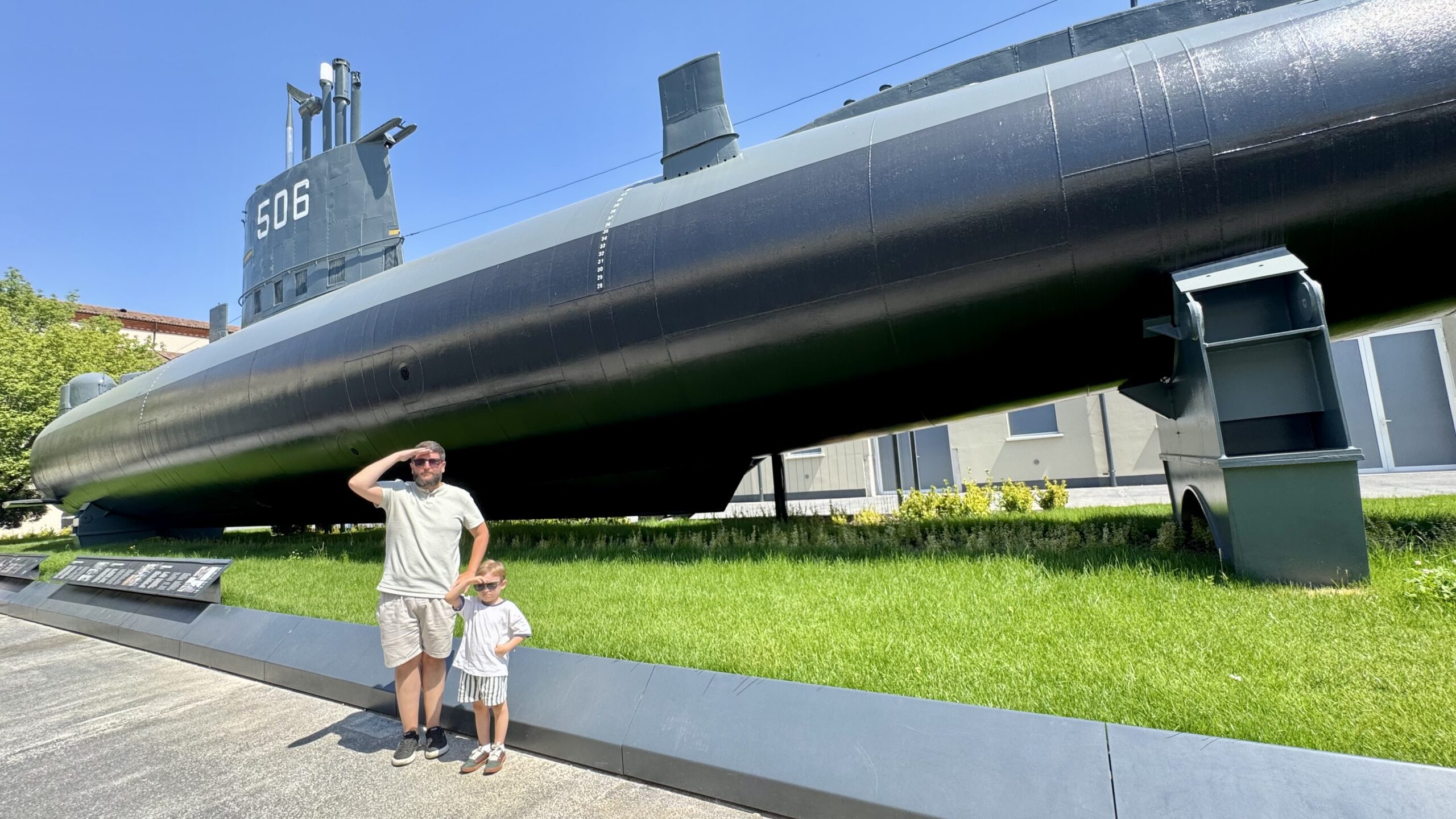 Pai e filho em frente ao submarino Enrico Toti no Museu Leonardo da Vinci em Milão