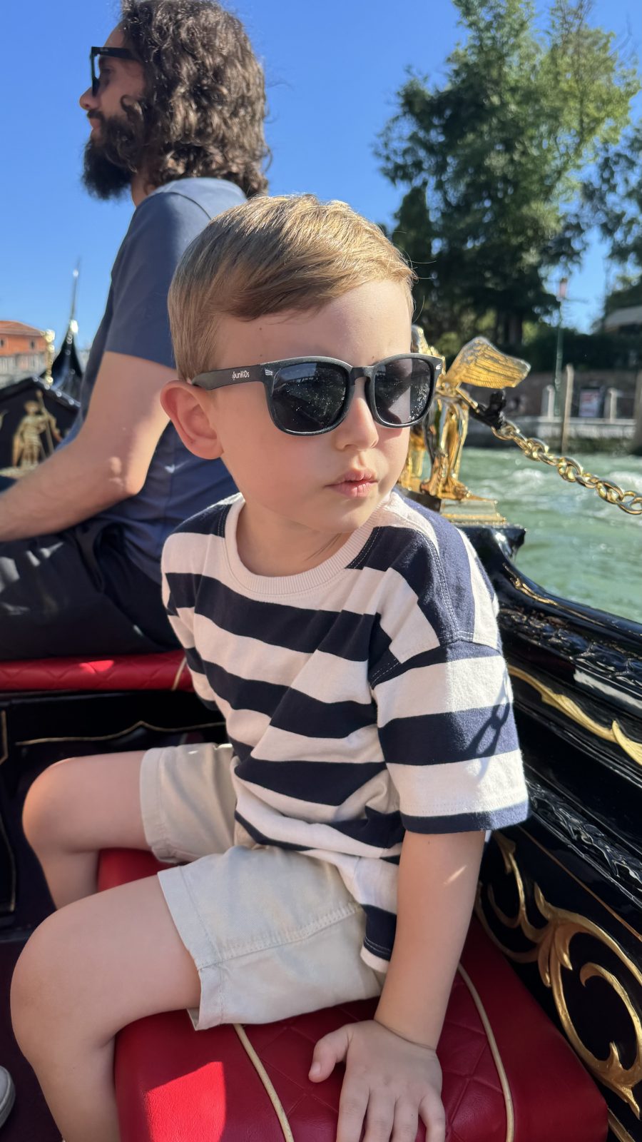 Samuel sentado na gôndola durante passeio pelo Canal Grande em Veneza